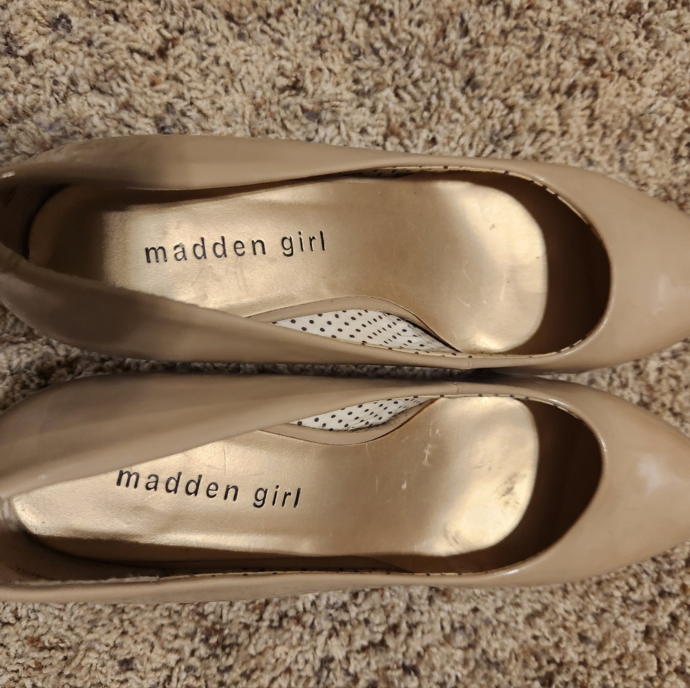 Madden girl tan pumps